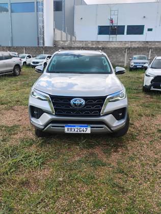 TOYOTA HILUX SW4 2.8 D-4D TURBO DIESEL SRX 4X4 AUTOMÁTICO